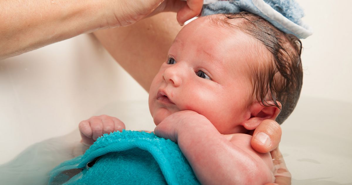 proper way to bathe a newborn